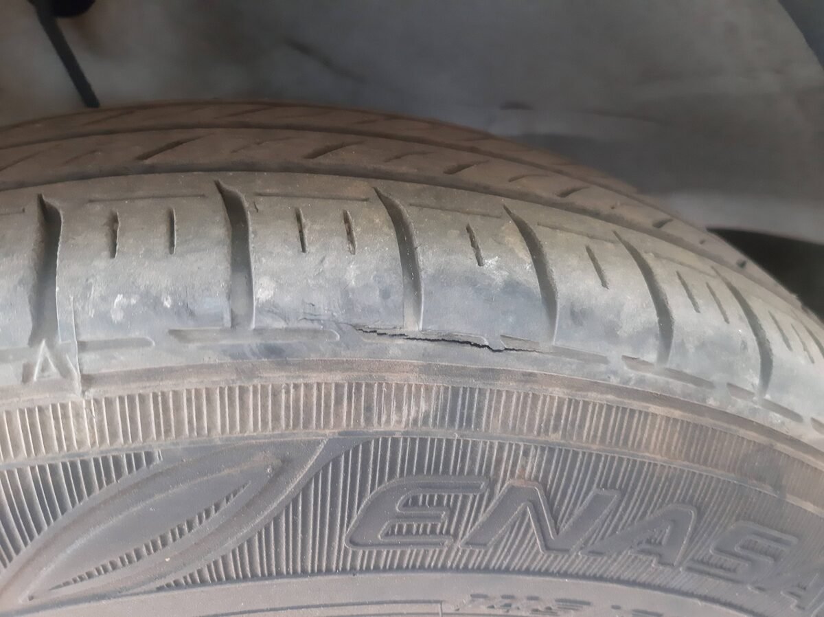 Cracking and perishing on tyre sidewall